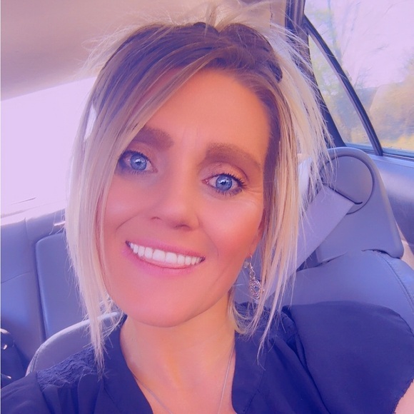 Meet your Posher, Stephanie - Picture 3 of 11